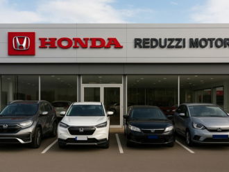 Rivenditore Honda con esposizione di vetture nuove e usate